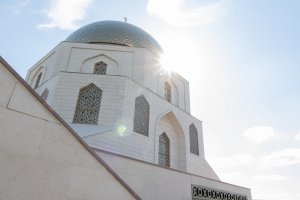 Памятный знак в честь принятия ислама волжскими булгарами в 922 году 